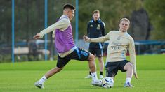 Franco Mastantuono, disputa el balón con el Diablito Echeverri. Franco Mastantuono, disputa el balón con el Diablito Echeverri.