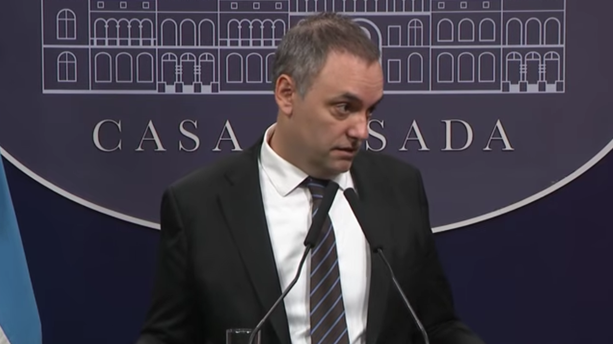 El incómodo momento de Manuel Adorni ante una pregunta por sobresueldos