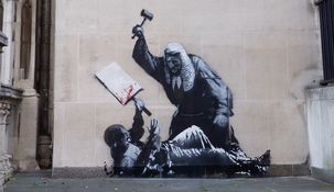 La obra de Banksy en los Tribunales Reales de Justicia de Londre fue inaugurada este lunes.