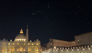 Palomas blancas sobrevolaron en el cielo del Vaticano.