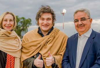 Javier y Karina Milei junto a Raúl Jalil.&nbsp; 