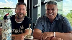 Messi y Tapia, y una relación que va más allá del fútbol. Messi y Tapia, y una relación que va más allá del fútbol.