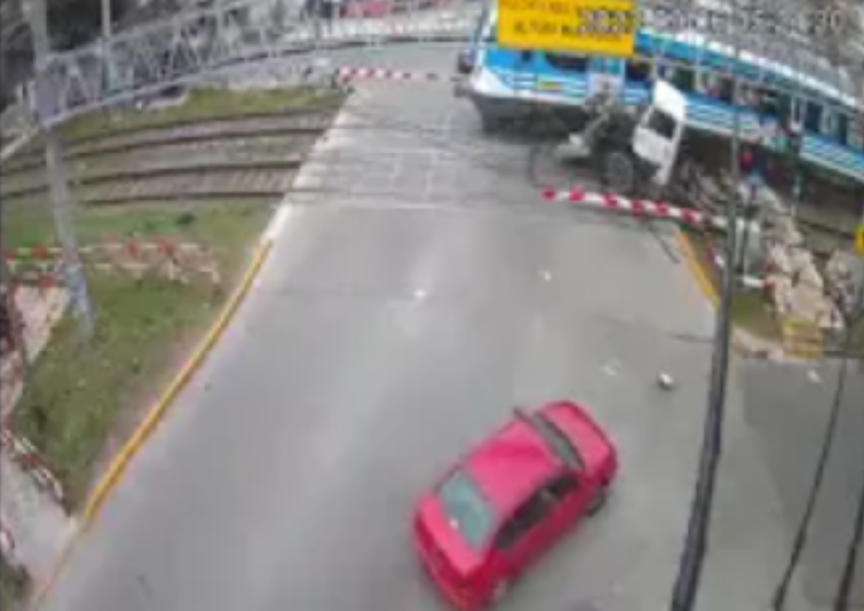 Impactante video un tren chocó a un camión que cruzó con las barreras