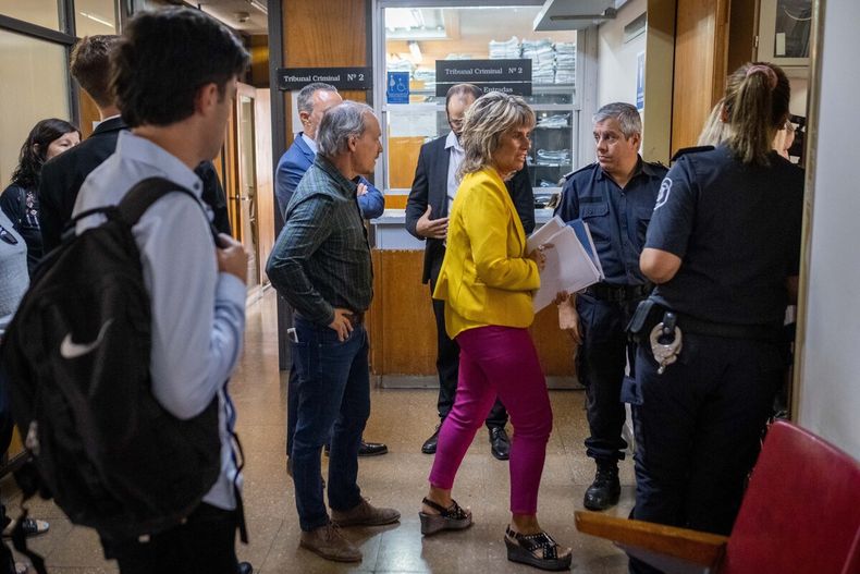 Laura Solari, defensora oficial de Matías Farías, ingresa a la sala de audiencias en los tribunales de Mar del Plata.