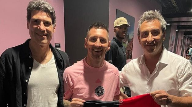 Messi recibió un obsequio de un ex jugador de la Lepra.