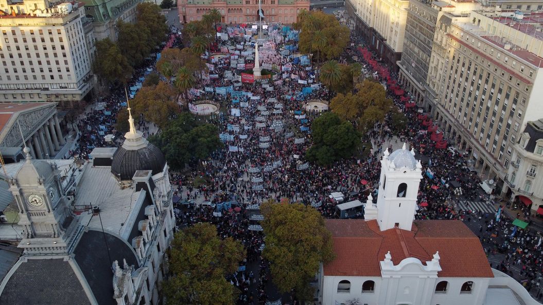 El acto central de la marcha federal piquetera es en la Plaza de Mayo.
