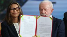 Lula muestra el veto a la ley que rebaja las penas a los golpistas, junto a su esposa, Janja da Silva, este jueves en el acto oficial por el aniversario, en Brasilia. Lula muestra el veto a la ley que rebaja las penas a los golpistas, junto a su esposa, Janja da Silva, este jueves en el acto oficial por el aniversario, en Brasilia.