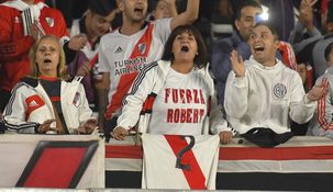 Los hinchas mostraron su apoyo al defensor guaraní.