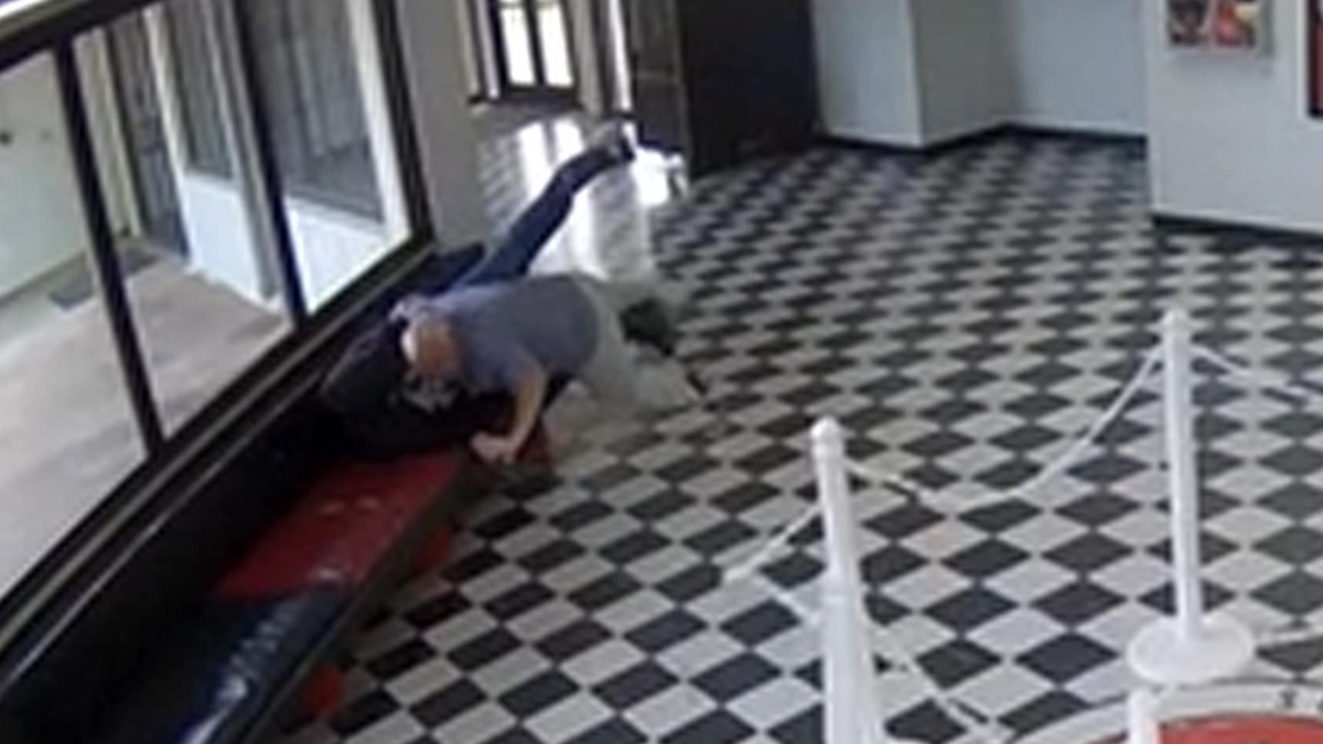 Impresionante video: un director redujo a un tirador dentro de una escuela secundaria