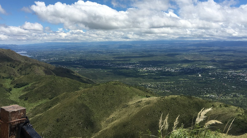 Panorámica completa del Valle de Punilla desde uno de los puntos más altos del cordón serrano.