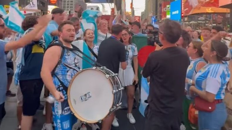 Los argentinos se concentraron en Times Square para alentar a la Selección.