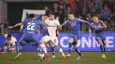 Walter Mazzanti intenta escapar de la marca de los jugadores chilenos.