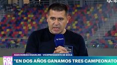 Juan Román Riquelme usando la remera durante los festejos del título. Juan Román Riquelme usando la remera durante los festejos del título.
