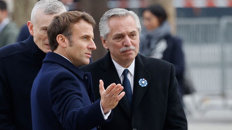 Alberto Fernández se encuentra en Francia junto con Emmanuel Macrón.