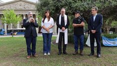 En Plaza de Mayo, ante el olivo de la paz plantado por Jorge Bergoglio, se realizó una oración por la paz. En Plaza de Mayo, ante el olivo de la paz plantado por Jorge Bergoglio, se realizó una oración por la paz.