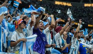 Algunos hinchas argentinos esperan la última tanda de entradas.&nbsp;