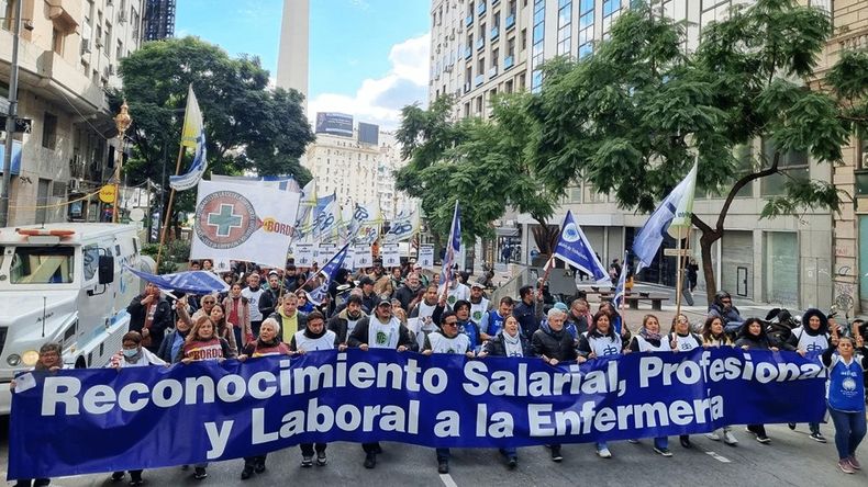 Paro y movilización de enfermeros en hospitales de la Ciudad.