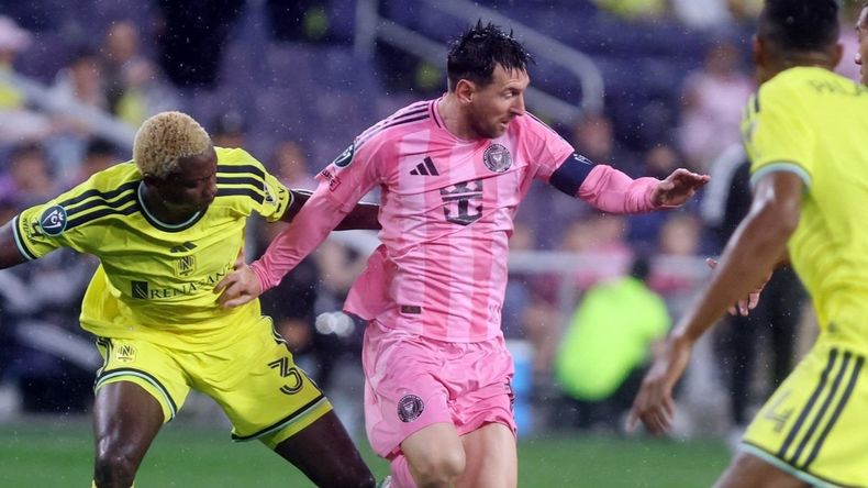 A Messi le bastó 6 minutos en el partido para llegar a los 900 goles en su carrera como profesional. A Messi le bastó 6 minutos en el partido para llegar a los 900 goles en su carrera como profesional.