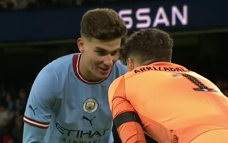 Julián Álvarez anotó un gol para Manchester City y se cruzó con el arquero de Chelsea.