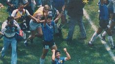 Maradona y la extraña sombra del estadio Azteca proyectada en el círculo central. Maradona y la extraña sombra del estadio Azteca proyectada en el círculo central.