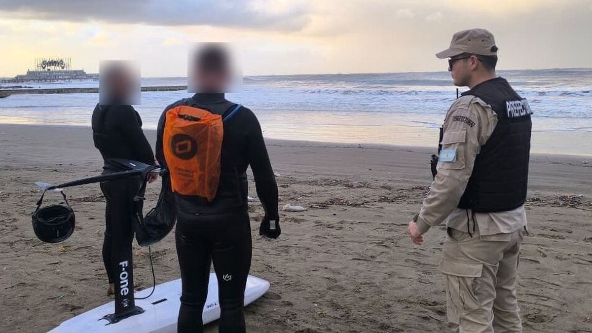 Ciclogénesis en Mar del Plata: rescataron a dos deportistas que quedaron atrapados en el mar en medio del temporal