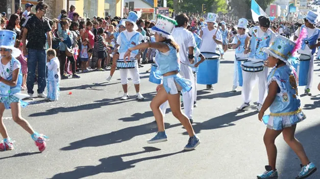Distintos espacios urbanos se convierten en puntos de encuentro donde la música, la creatividad y la organización marcan el pulso de esta celebración.