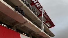 La canaleta se desprendió de la platea. La canaleta se desprendió de la platea.