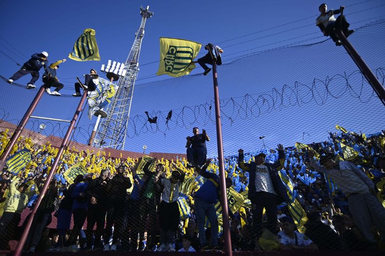 Alrededor de 7.000 fan&aacute;ticos del Canalla coparon el estadio N&eacute;stor D&iacute;az P&eacute;rez.