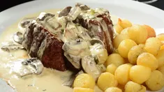 Estos platos de lomo al champiñón son los mejores de Buenos Aires. Estos platos de lomo al champiñón son los mejores de Buenos Aires.