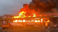 El vehículo incendiado transportaba hinchas de Cruzeiro. El vehículo incendiado transportaba hinchas de Cruzeiro.