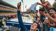 El joven argentino junto a sus fans. El joven argentino junto a sus fans.