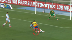 Para el VAR y el árbitro chileno hubo falta de Otamendi. Para el VAR y el árbitro chileno hubo falta de Otamendi.