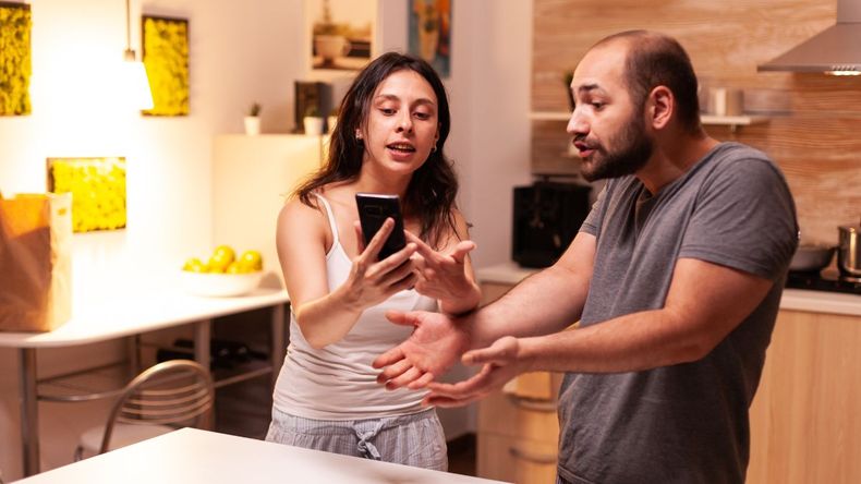 La infidelidad puede generar fuertes sospechas en una relación, y en la era digital, las parejas a menudo recurren a métodos de rastreo de celular para obtener respuestas.     