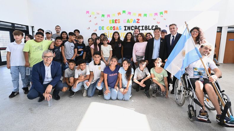 El gobernador inaugur&oacute; tres edificios donde concurrir&aacute;n 1600 alumnos.