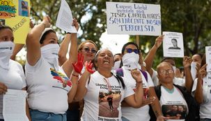 Familiares de presos políticos protestaron frente a la sede del Ministerio Público, en Caracas, en diciembre de 2024.