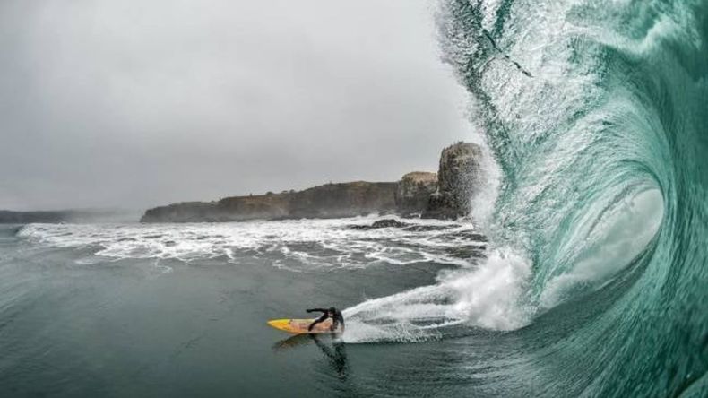 Este lugar cuenta con impresionantes olas