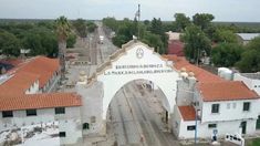 El Arco de Desaguadero está ubicado sobre la Ruta y divide la provincia de Mendoza y San Luis El Arco de Desaguadero está ubicado sobre la Ruta y divide la provincia de Mendoza y San Luis