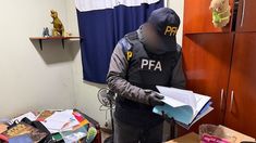 La PFA secuestró celulares y material táctico, incluyendo indumentaria militar y pasamontañas.