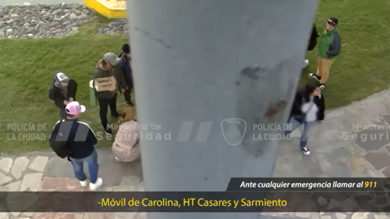 Las cámaras de seguridad y el tótem registraron el accionar policial.&nbsp;