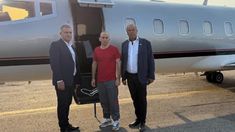 Nahuel Gallo, tras ser liberado y delante del avión que lo trasladará a la Argentina.