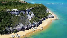 Forma parte de la mítica Costa del Descubrimiento donde arribaron los primeros navegantes portugueses en 1500. Forma parte de la mítica Costa del Descubrimiento donde arribaron los primeros navegantes portugueses en 1500.