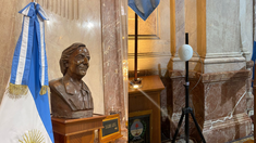 A la izquierda, el busto de Néstor Kirchner en el salón,. La imagen de la derecha refleja la ausencia de la figura. A la izquierda, el busto de Néstor Kirchner en el salón,. La imagen de la derecha refleja la ausencia de la figura.