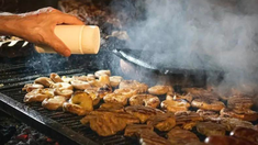 Este bodegón barato en la Ciudad de Buenos Aires es conocido por sus abundantes platos y su excelente costillar. Este bodegón barato en la Ciudad de Buenos Aires es conocido por sus abundantes platos y su excelente costillar.