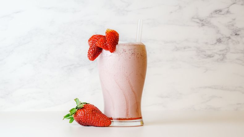 Al incorporar las frutillas en un batido