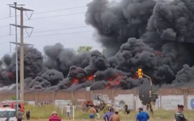 Impresionante incendio en la terminal en la línea 129 de colectivos.