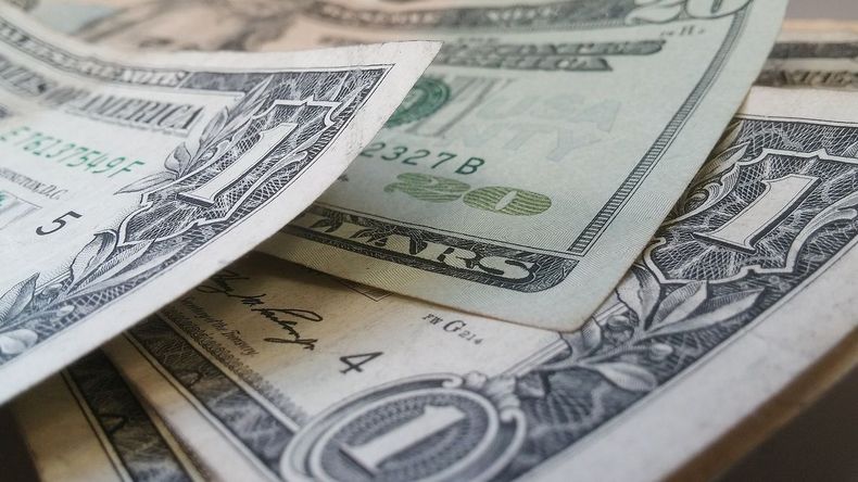El dólar blue superó al dólar ahorro luego de cotizar&nbsp; por debajo en nueve jornadas consecutivas.