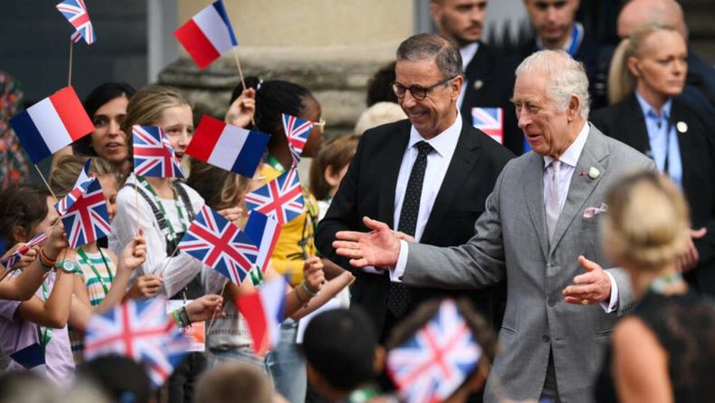 Carlos III finalizó en Francia su primera visita oficial como rey de Inglaterra