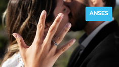 El límite de ingreso familiar para cobrar la Asignación por Pago Único por matrimonio según la Administración Nacional de la Seguridad Social (Anses) es de $4.489.372. El límite de ingreso familiar para cobrar la Asignación por Pago Único por matrimonio según la Administración Nacional de la Seguridad Social (Anses) es de $4.489.372.