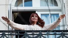 Cristina Kirchner cruzó a Milei: Los dólares que te entran por la puerta de adelante, se te van por la de atrás