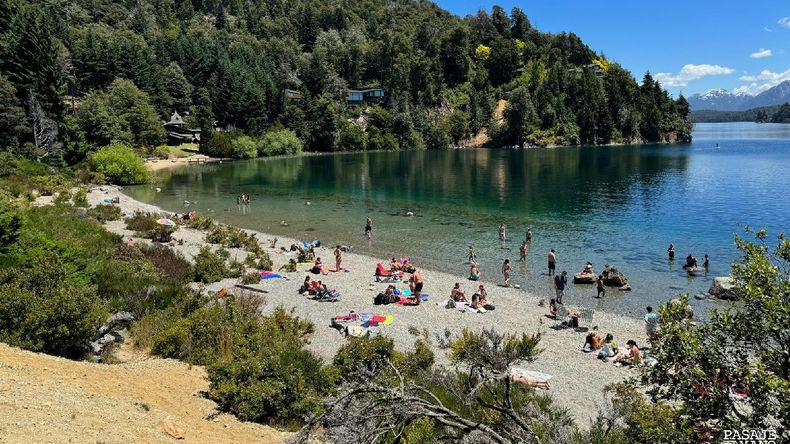 Bariloche también tiene playitas: Villa Tacul es una de ellas, escondida detrás de un bosque.